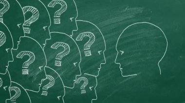 İçinde soru işaretleri olan insan kafaları ve içinde ampul olan bir kafa. Yeşil karatahtanın üzerindeki resim. Fikir üretimi, SSS.