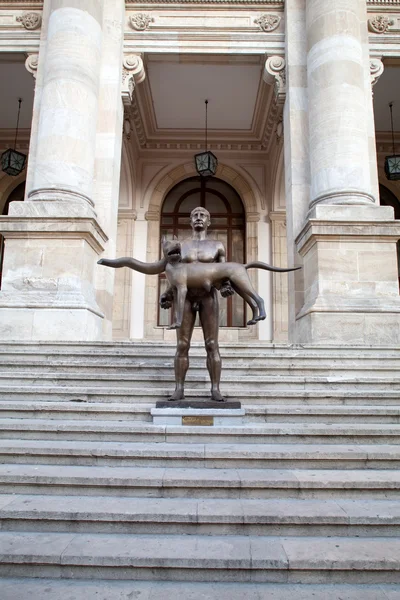 皇帝 trajan，布加勒斯特，罗马尼亚的裸体雕像 — 图库照片