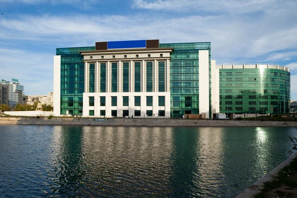 新大楼的布加勒斯特国立图书馆 — 图库照片