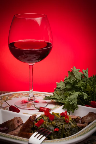 Brokkoli-Teller und Rotwein — Stockfoto