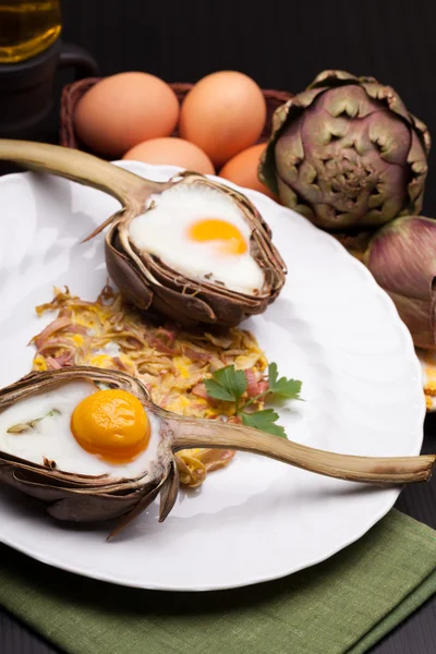 Ouă de Paște în anghinare — Fotografie, imagine de stoc