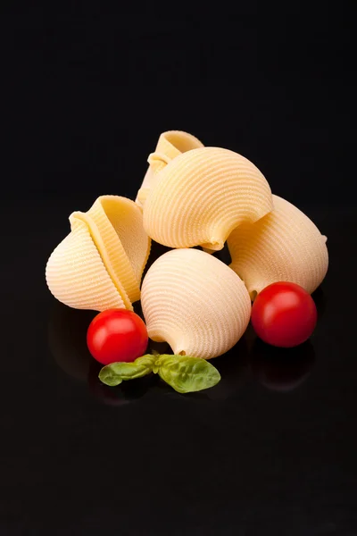 意大利面-壳面和樱桃西红柿 — 图库照片