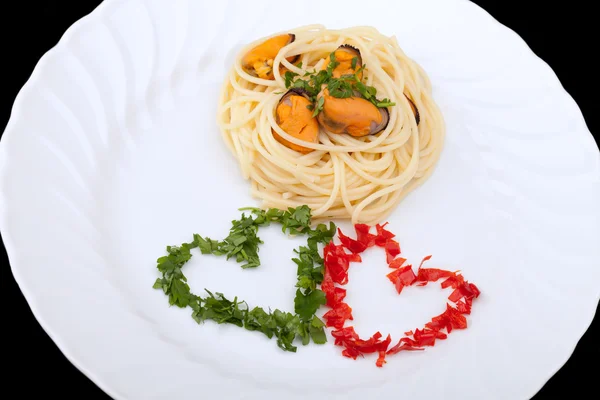 Primeiro curso de italiano - Espaguete e mexilhões — Fotografia de Stock