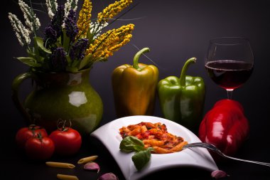 Natürmort peperoni ve makarna ile