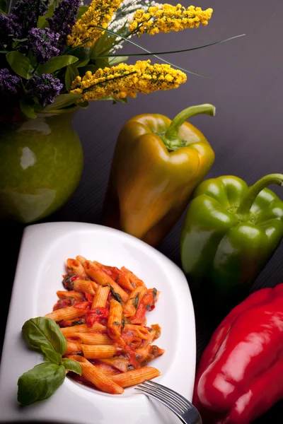 Pasta italiana con salsa de pimientos — Foto de Stock