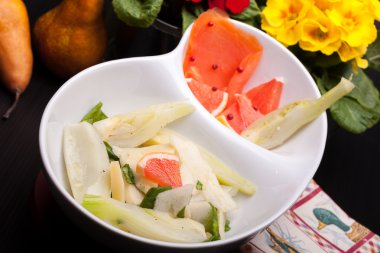 füme somon, rezene, armut ve beyaz peynirli salata