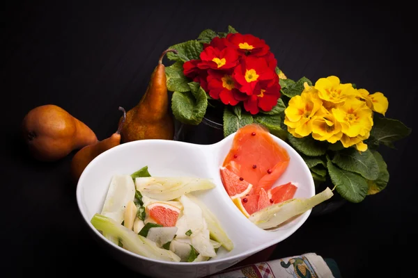 Saláta, édeskömény-, körte- és fehér sajt — Stock Fotó