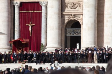 Papa francis açılışı kitle
