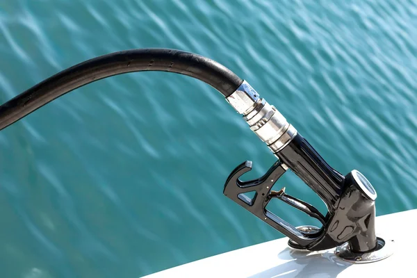 Diesel pump munstycke påfyllning båt — Stockfoto