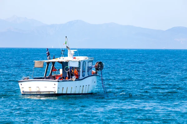 Fischerboot im Meer — Stockfoto