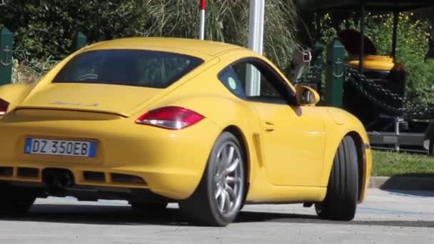 Porsche hareket halinde — Stok video