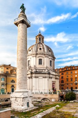 Trajan'ın sütun ve Santa Maria di Loreto Kilisesi