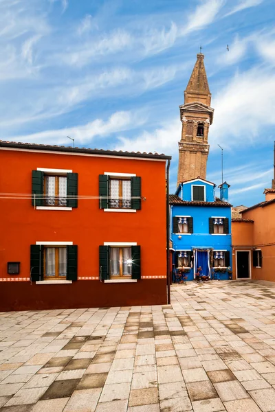 Šikmá věž v ostrově burano — Stock fotografie