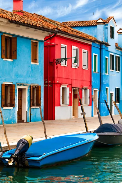 Blaue und rote Gebäude in Burano — Stockfoto