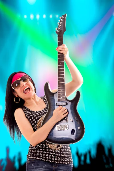Mulher guitarrista em concerto — Fotografia de Stock