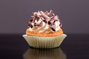 çikolata parçaları ile cupcake