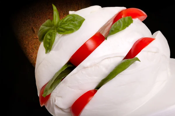 Closeup Of Mozzarella With Tomatoes And Basil — Stock Photo, Image