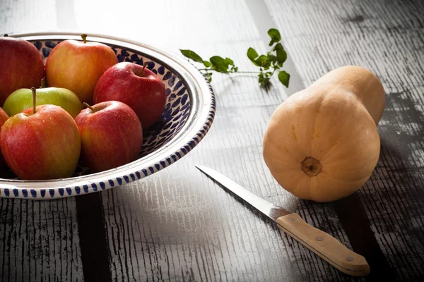 Stillleben mit Äpfeln und Butternusskürbis — Stockfoto