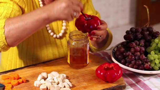 Mujer preparando pimientos en escabeche llenos de uvas — Vídeo de stock