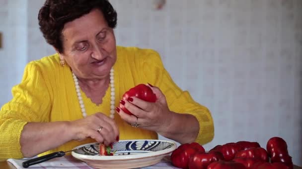 Senior Woman Removing Core And Seeds Of Peppers — Stock Video