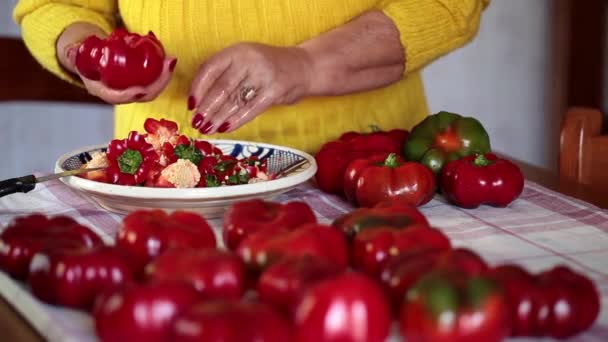 Žena odebírání jádra do paprik — Stock video