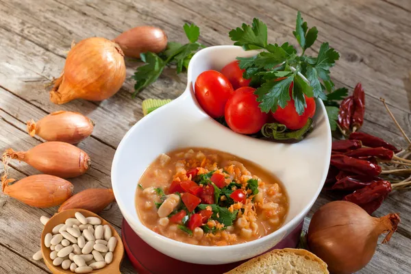 Bonen soep met uien, tomaten en peterselie — Stockfoto