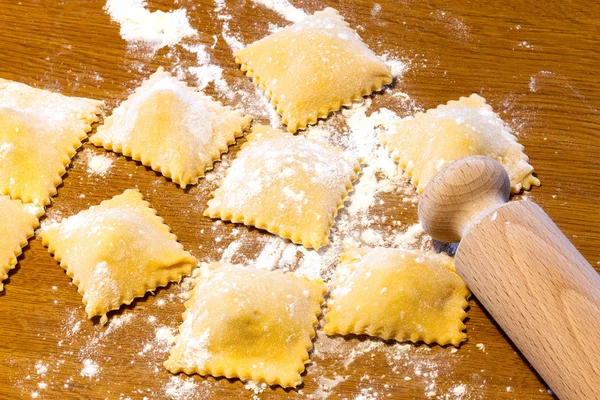 Kézzel készített agnolotti, tipikus piedmont tészta — Stock Fotó