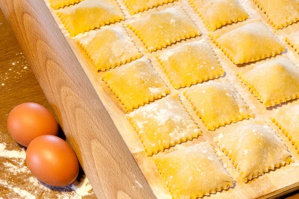 Pasta agli gnolotti con uova e manzo — Foto Stock