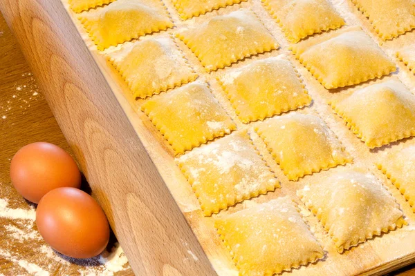 Agnolotti tészta, a tojás és a marhahús — Stock Fotó