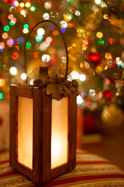 Lanterna de Natal com luzes quentes mágicas no fundo — Fotografia de Stock