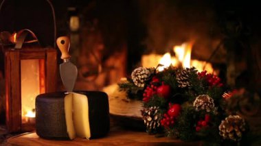 şöminenin önünde Noel yemeği
