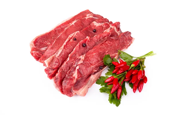 RAW beefsteaks och chilipeppar — Stockfoto