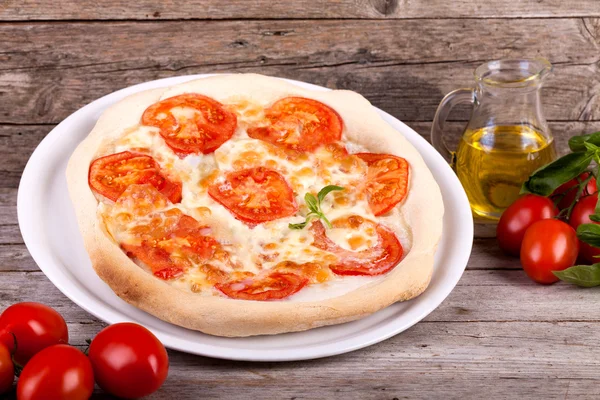 Pizza margherita — Stok fotoğraf