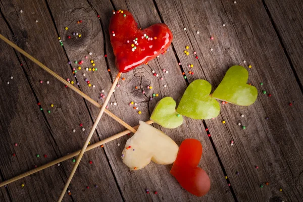 San Valentino a forma di cuore caramelle e frutta — Foto Stock