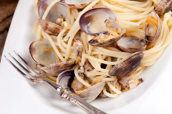 Спагетти с моллюсками — стоковое фото