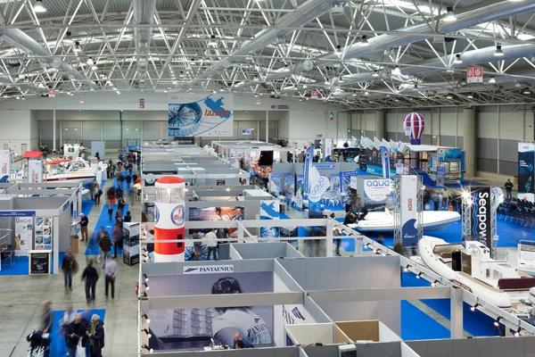 Lazio beim Bootfahren auf großer blauer Expo — Stockfoto