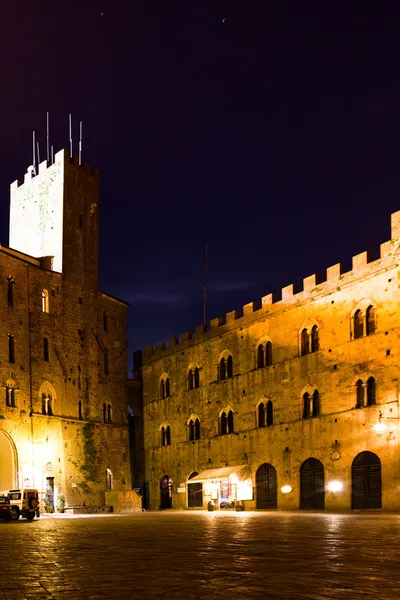 Volterra Toscane, piazza dei priori per nacht — Stockfoto