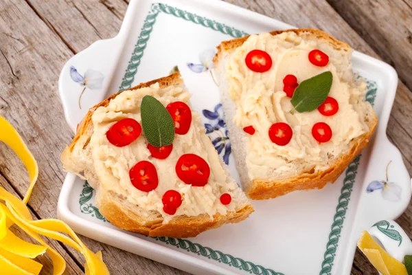 Crostini bönor puré — Stockfoto