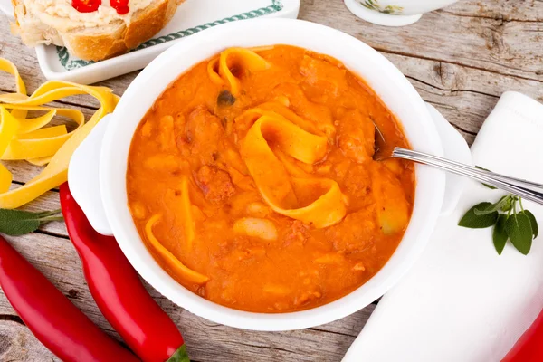 Bönor soppa med tomater och pasta — Stockfoto