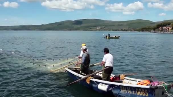 Fischer ziehen Fischernetz aus — Stockvideo