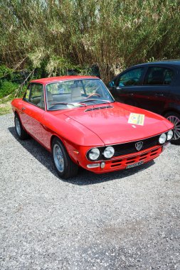 Kırmızı vintage lancia fulvia