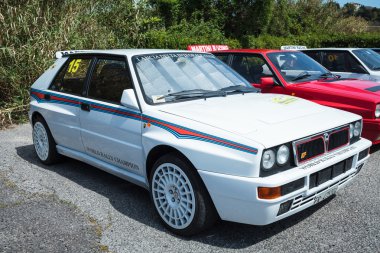 Beyaz lancia delta ralli arabası