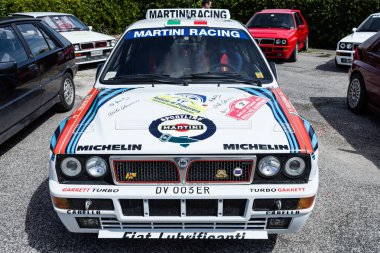Beyaz lancia delta hf ayrılmaz martini yarış