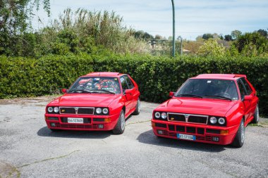 iki kırmızı vintage lancia delta araba
