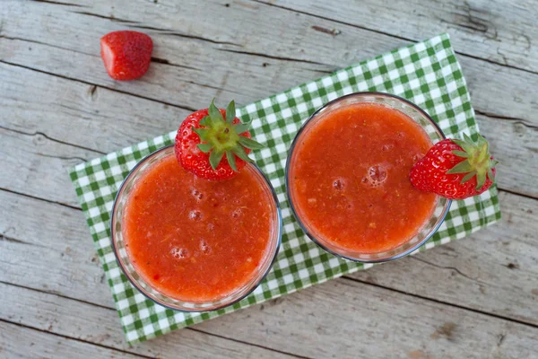 Aardbeien smoothie overhead — Stockfoto