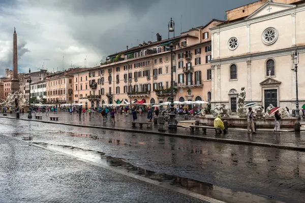 Regnig dag navona square — Stockfoto