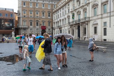 Anne ve kızı oynuyor.