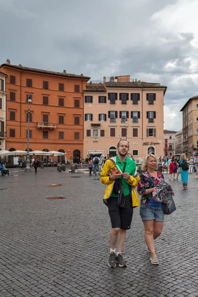 Touristen auf der Piazza Navona — Stockfoto