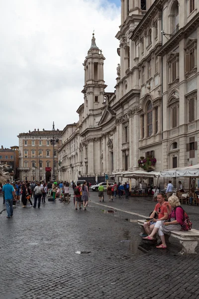 Couple On Bench In Piazza Navona — Stock Photo, Image