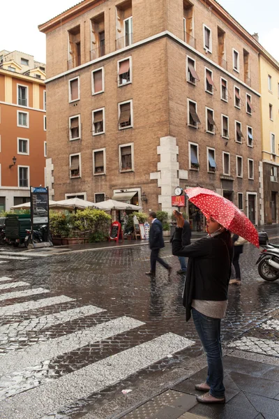 Turista s červeným deštníkem — Stock fotografie